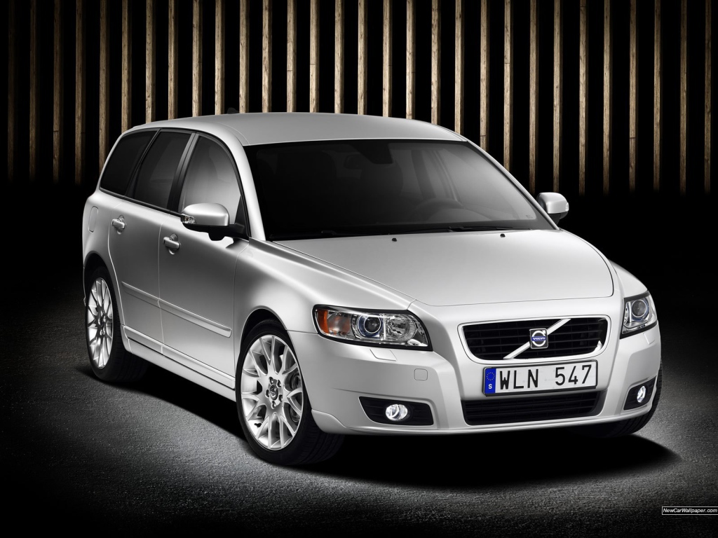  Красивый автомобиль Volvo v50 в Москве