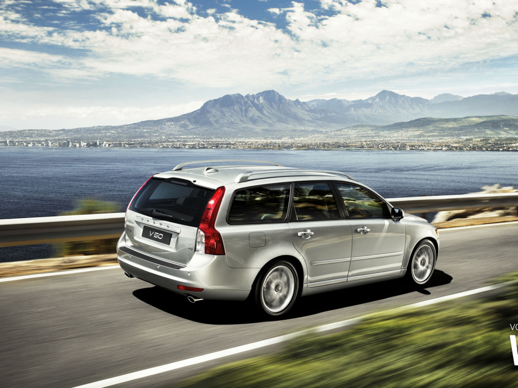  Автомобиль Volvo v50 на дороге