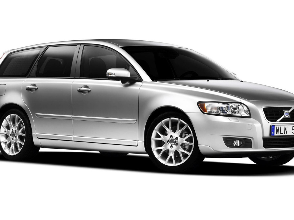 Автомобиль марки Volvo модели v50