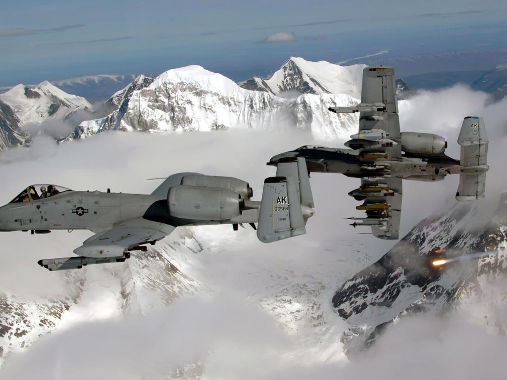 Военные самолеты над горами