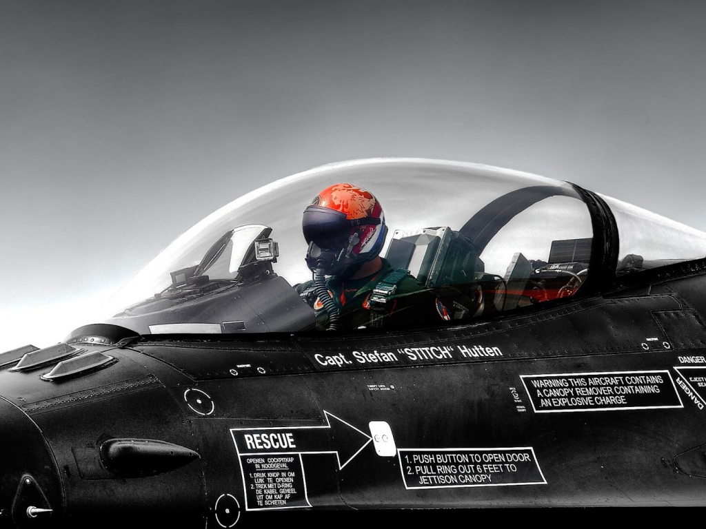 Пилот в кабине самолета