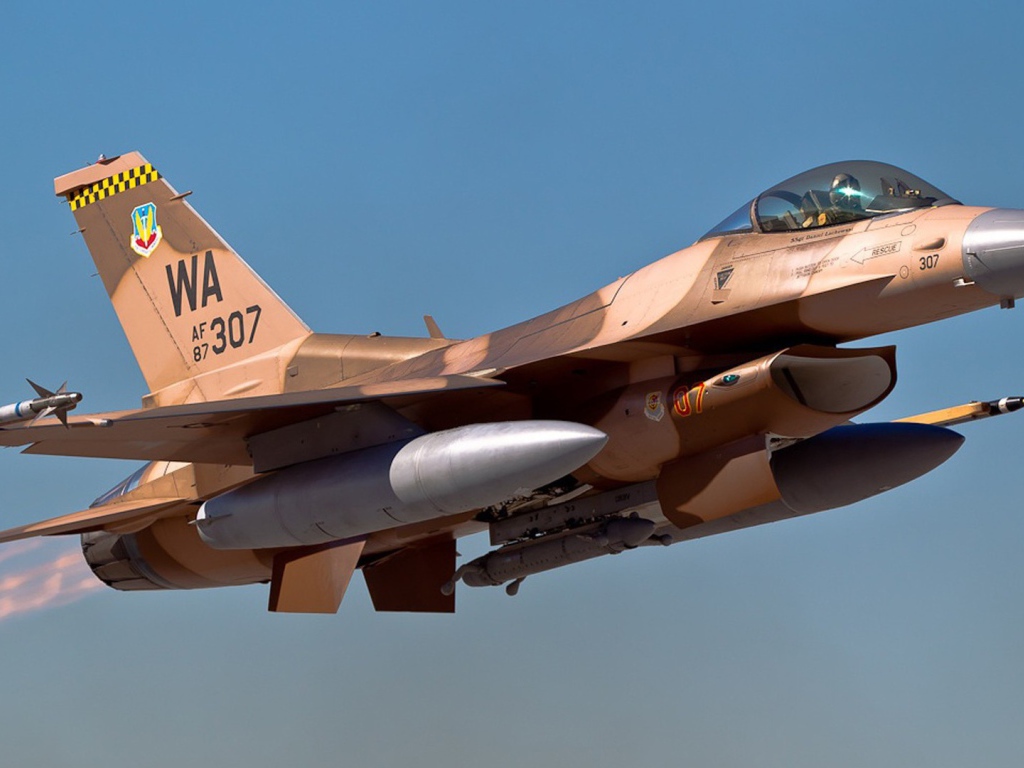 Военный самолет F-16