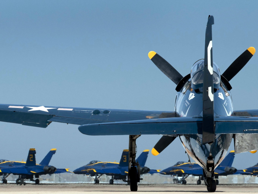 Военные самолеты на аэродроме