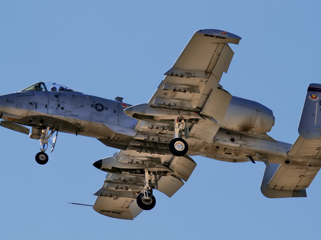 Бомбардировщик идет на посадку