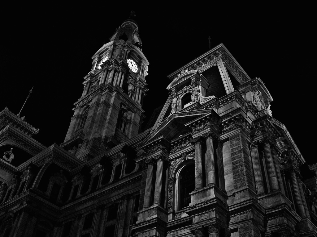 Церковь на черных обоях