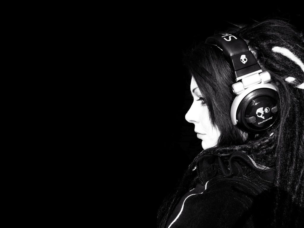 Девушка в наушниках на черном фоне