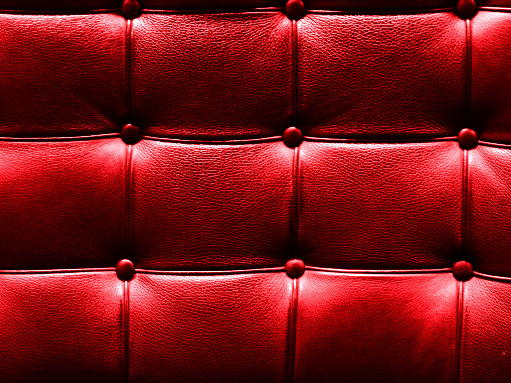 Красная обивка кожей