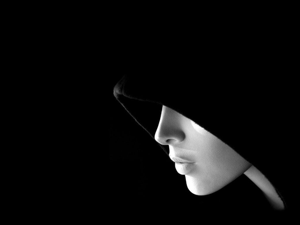 Лицо в капюшоне на черных обоях