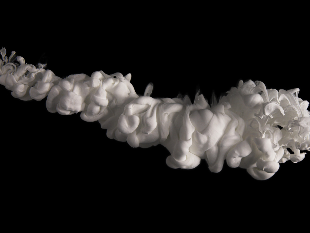 Белый дым на черных обоях