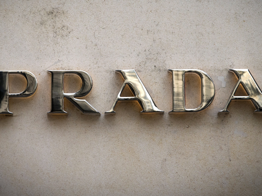 Золотые буквы Prada