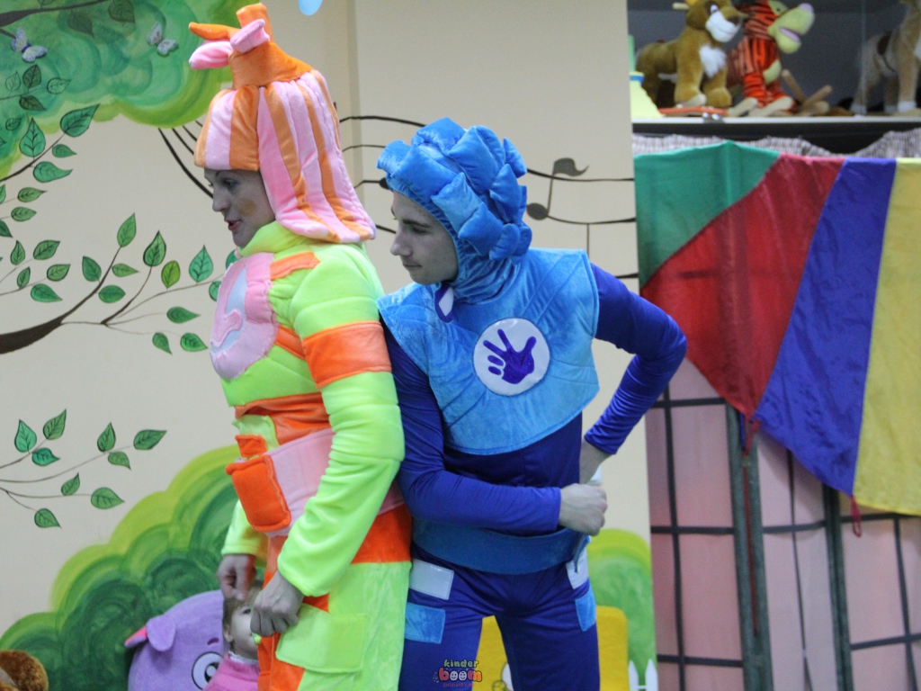 Актеры в костюмах фиксиков