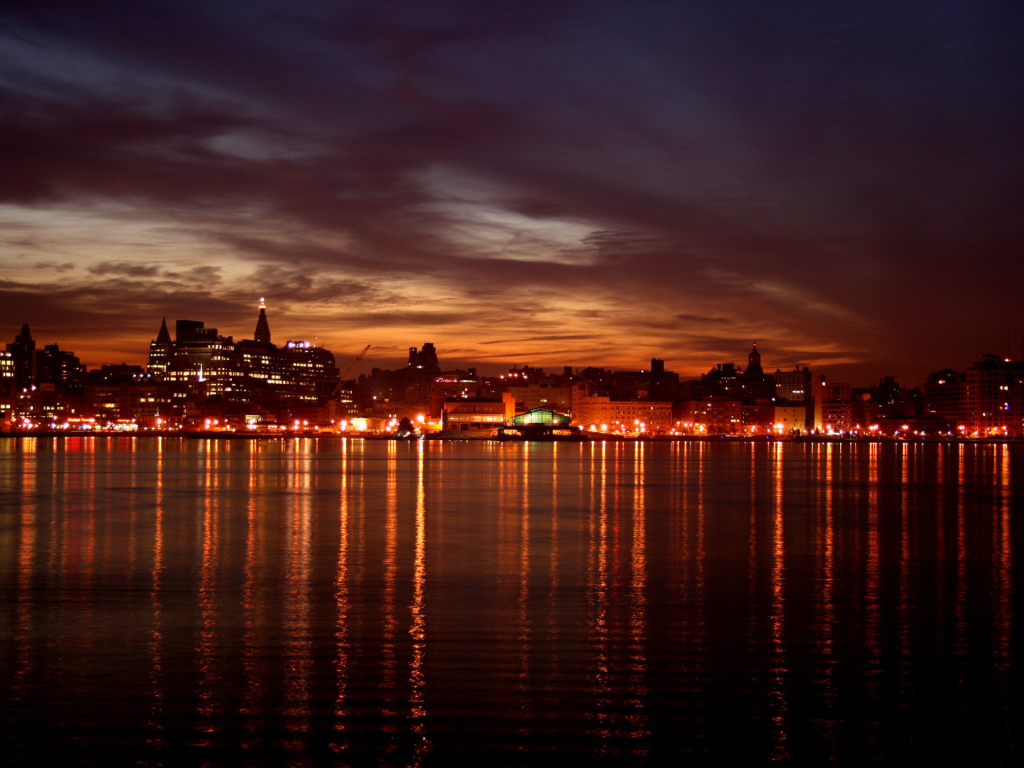 Отражение огней города в воде