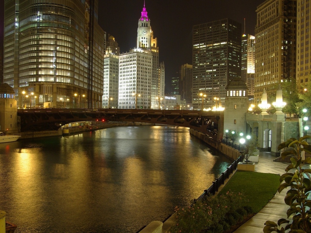 Мост через реку в городе