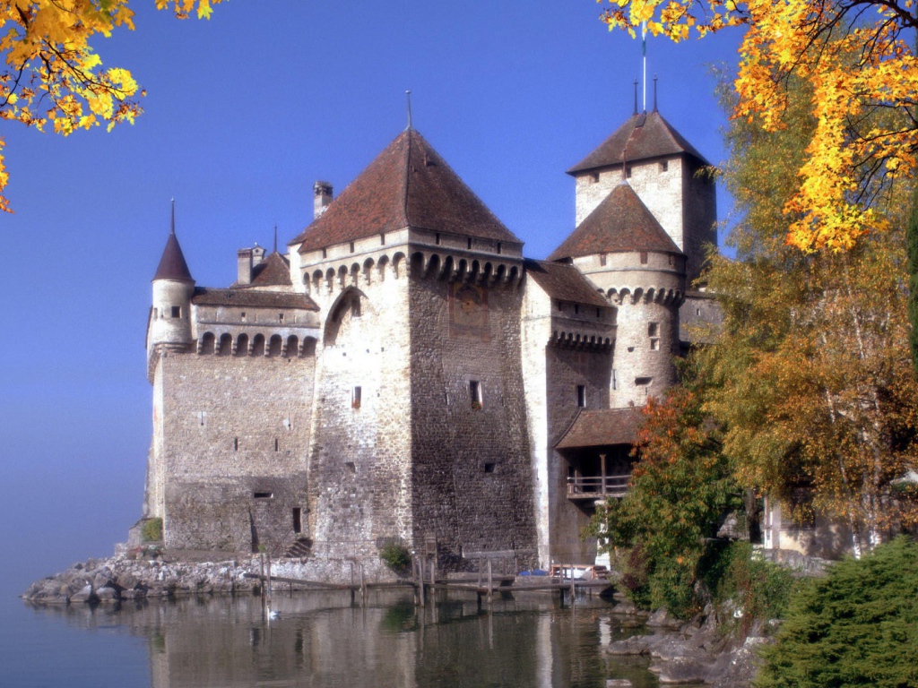 Старинная крепость у воды