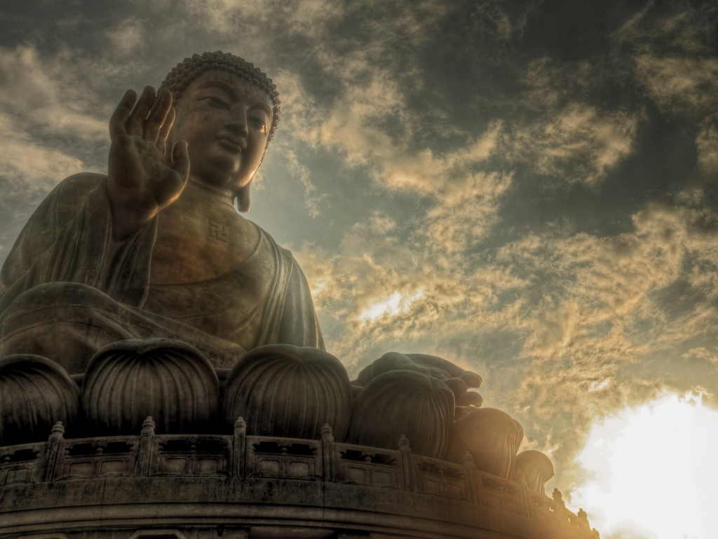 Будда на фоне неба