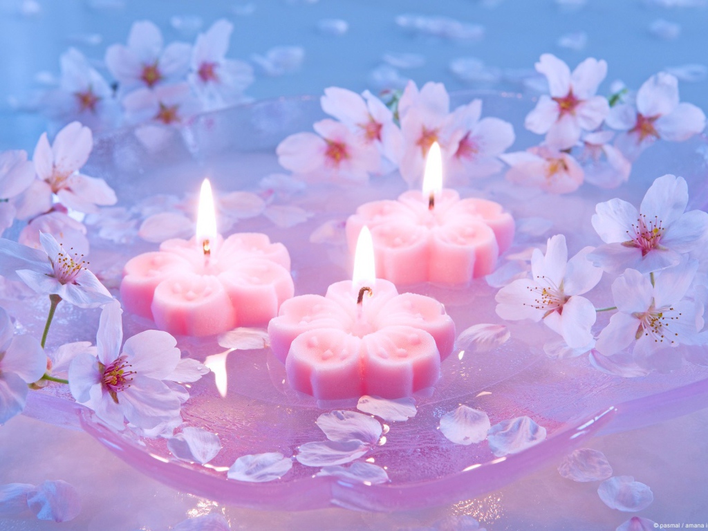 Горящие свечи среди цветов