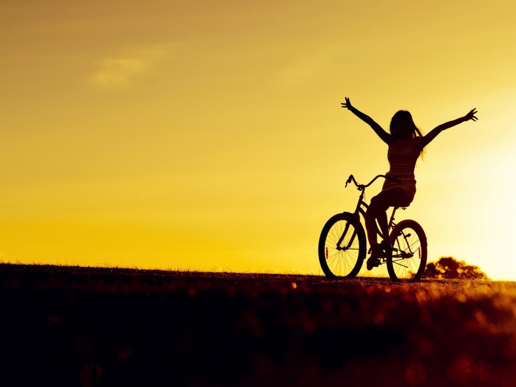 Велосипедистка на закате