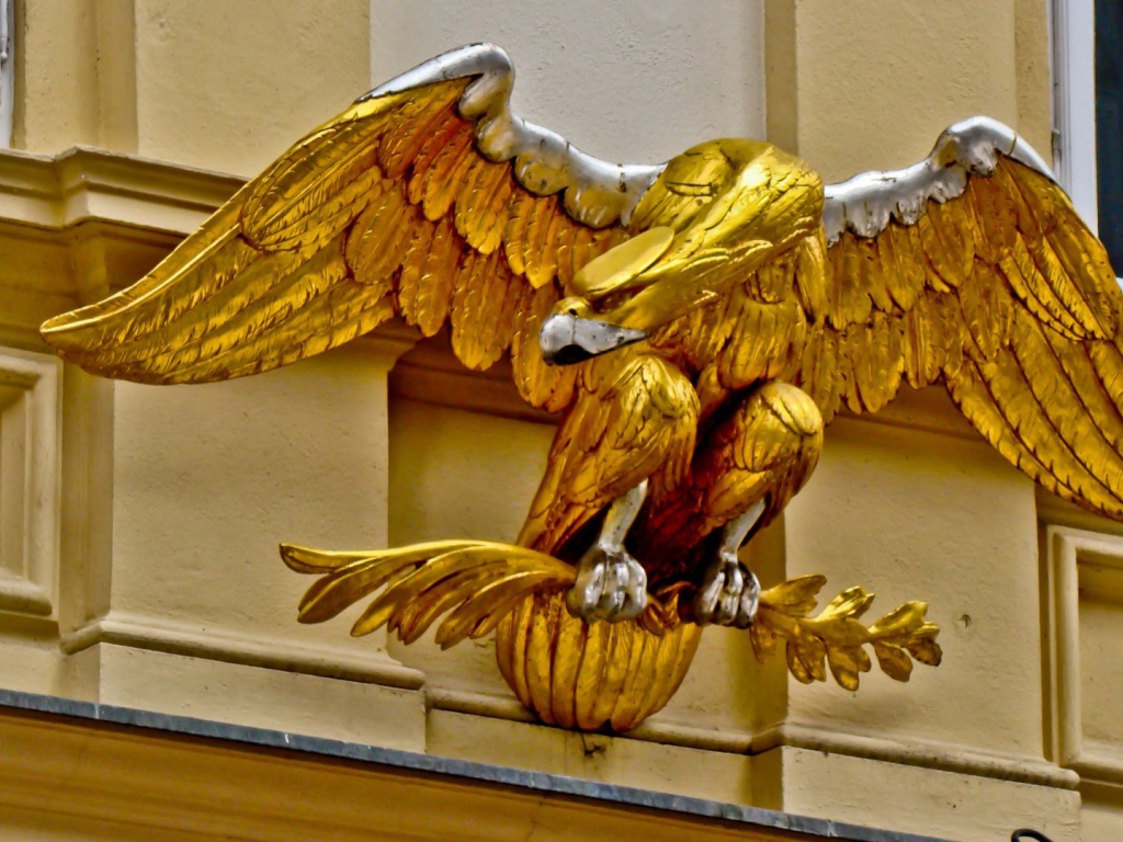 Золотой орел на фасаде здания