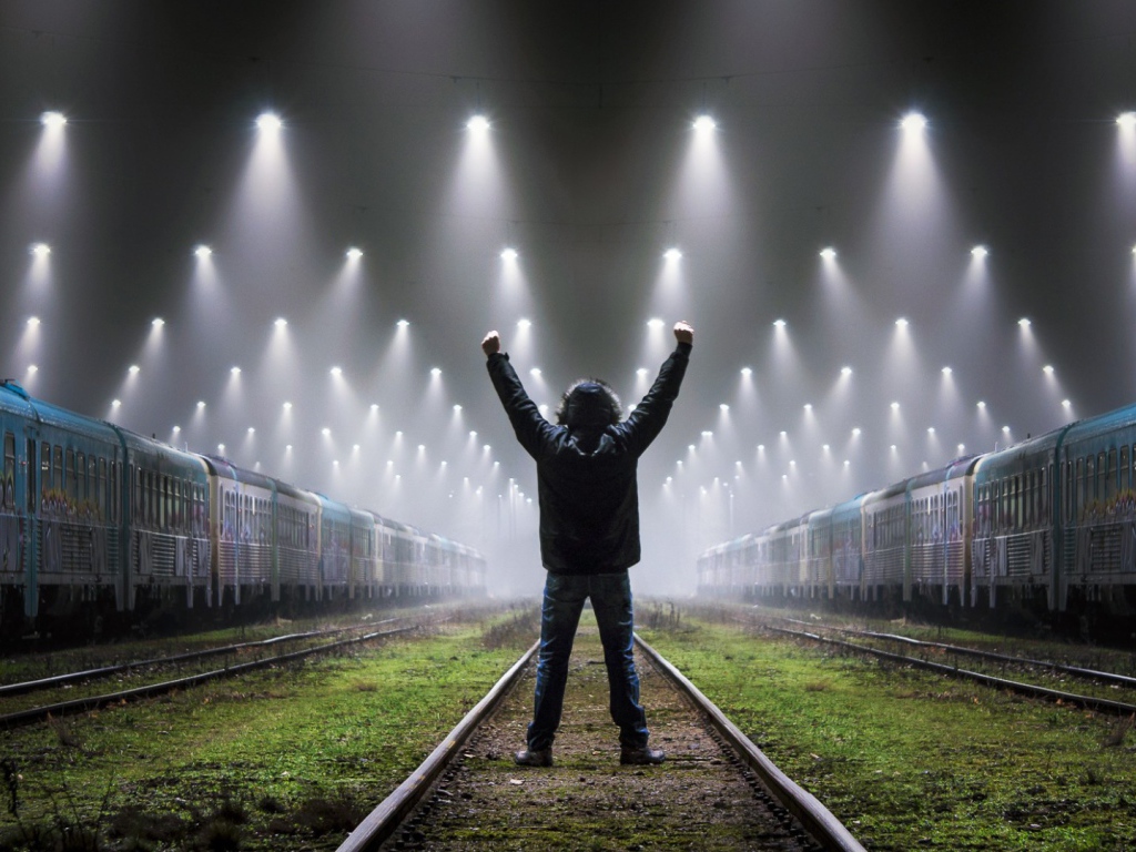 Парень между поездами