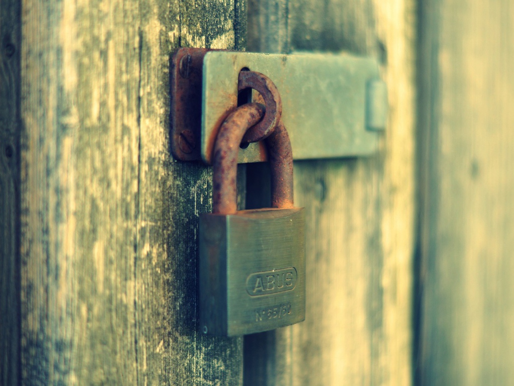 Ржавый замок на двери