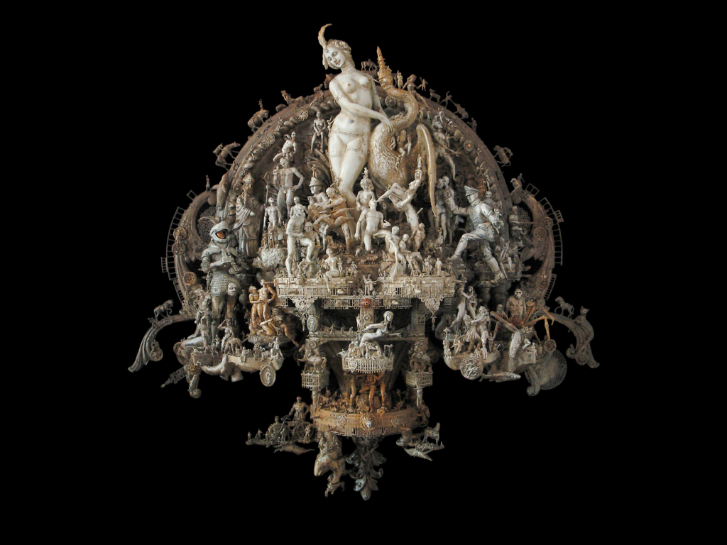 Скульптуры на черном фоне