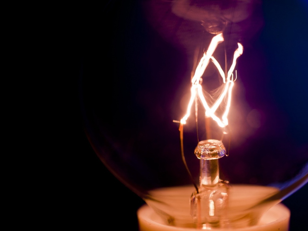 Лампа на черном фоне