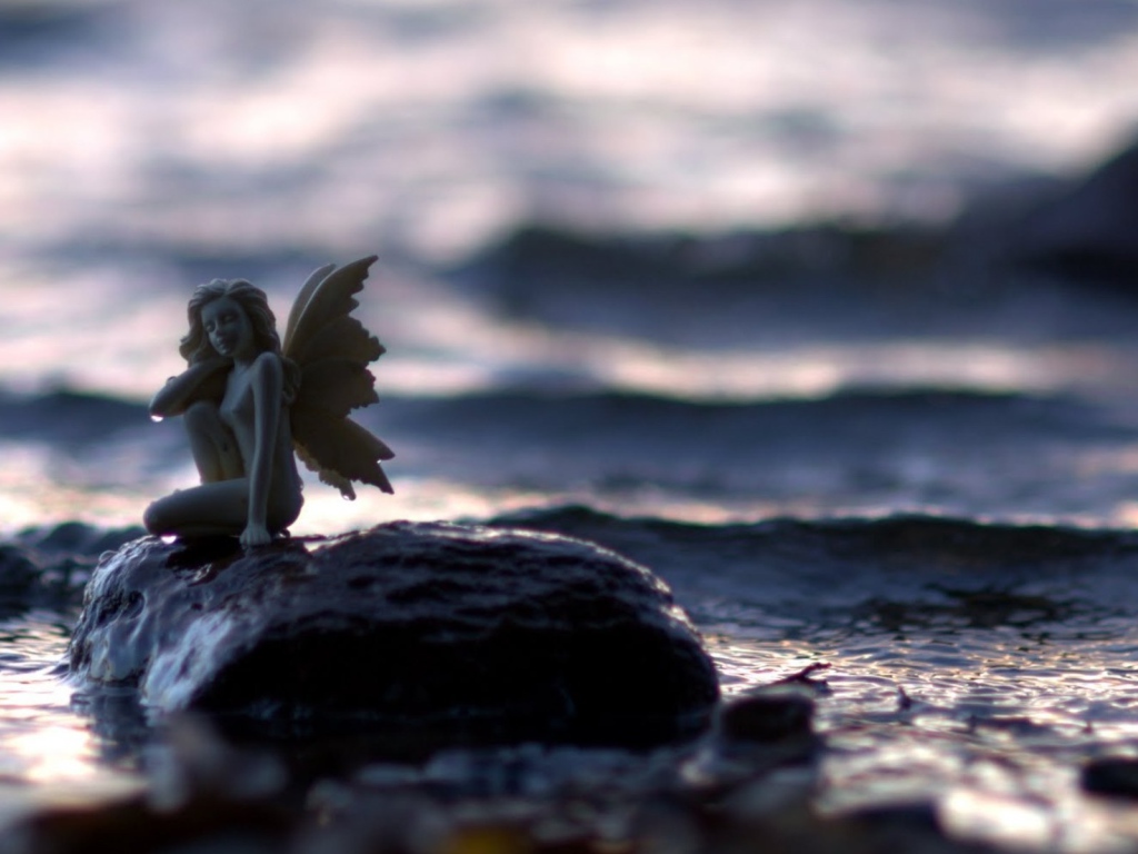 Статуэтка ангела на камне