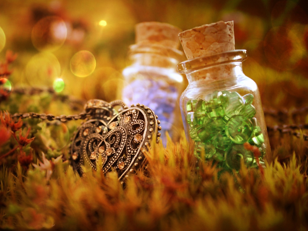 Кулон и бутылки с пуговицами