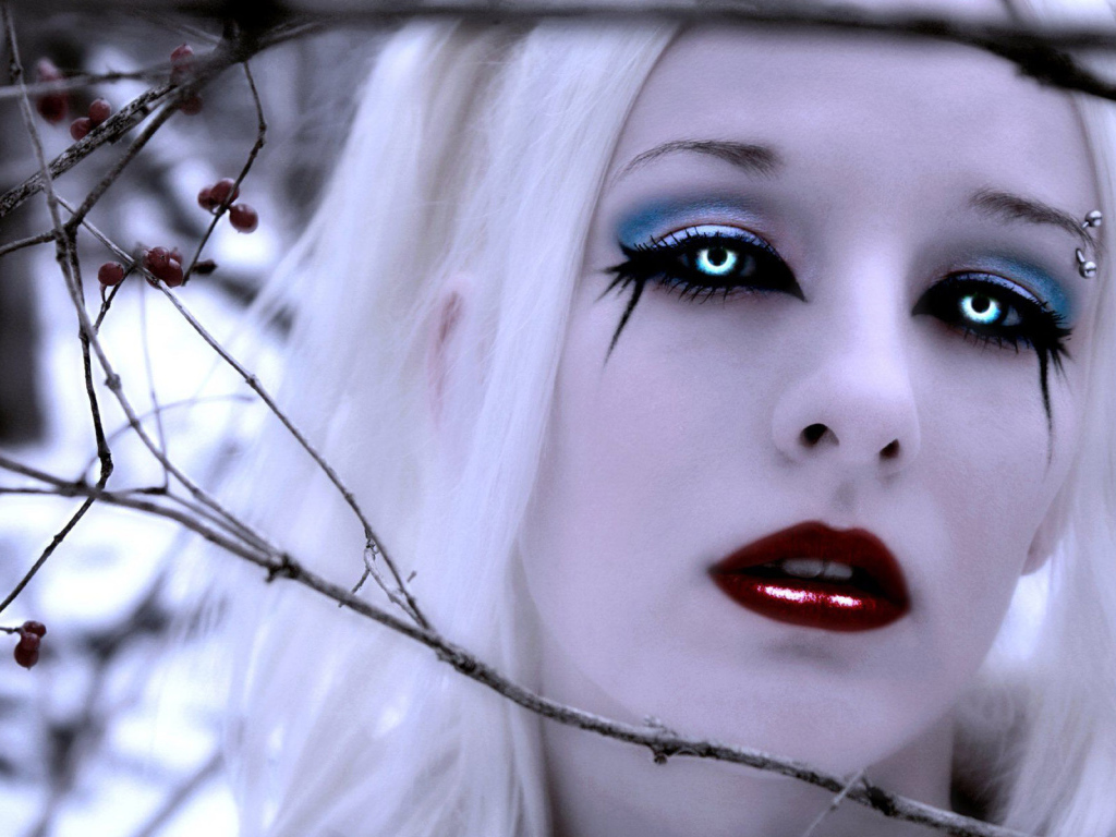 Блондинка девушка вампир