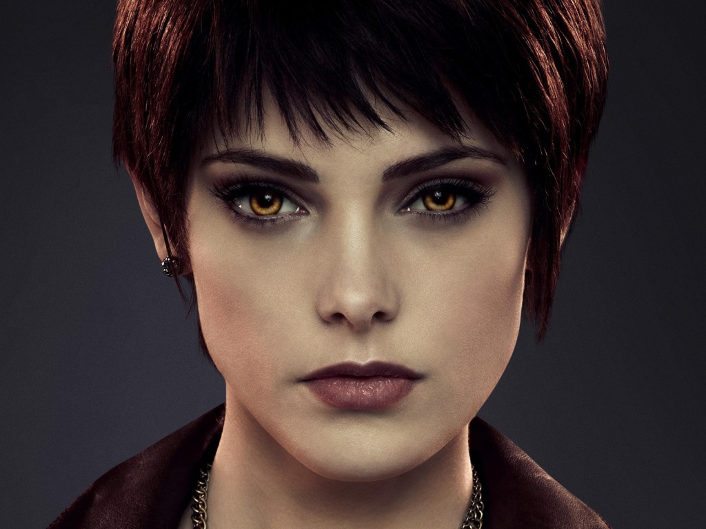 Красные волосы у девушки вампира