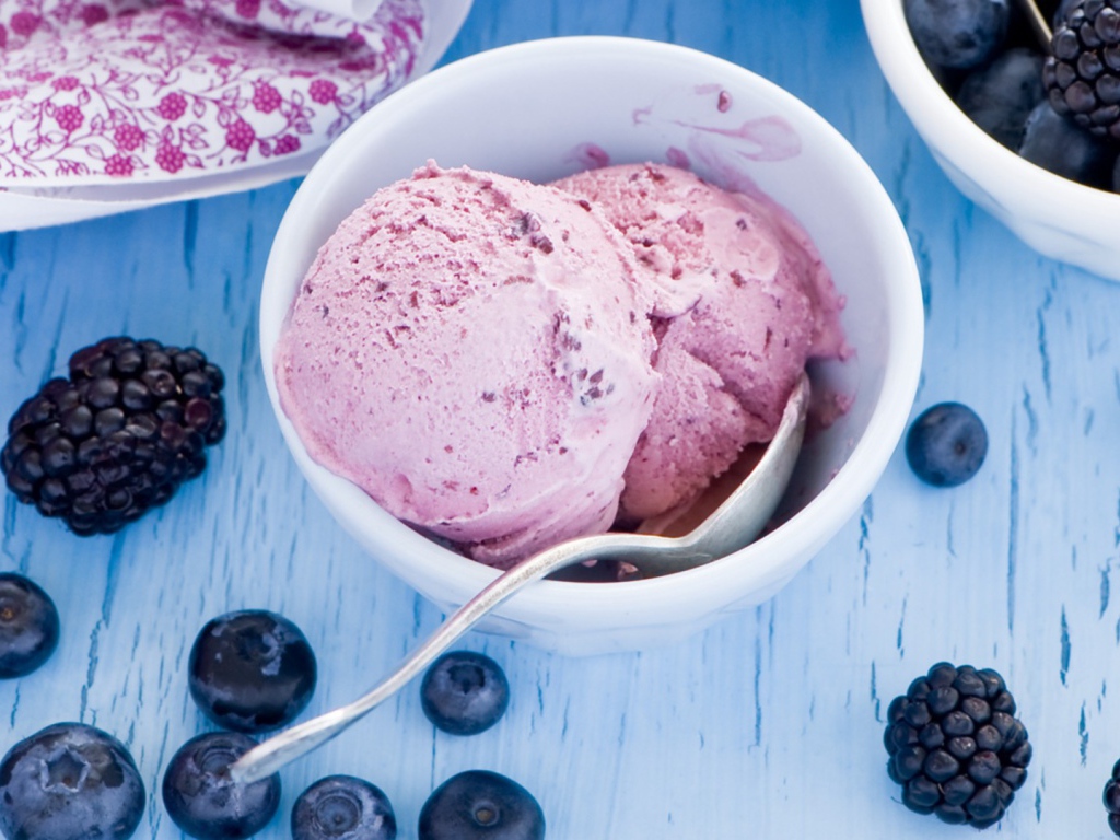 Мороженое с ежевикой