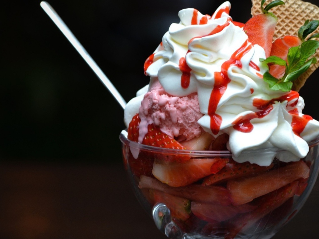 Мороженное с клубникой