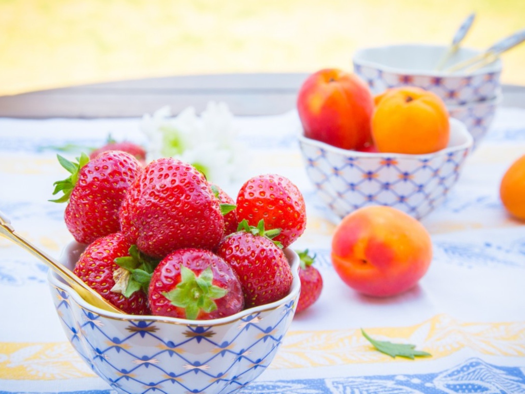 Клубника и абрикосы на десерт