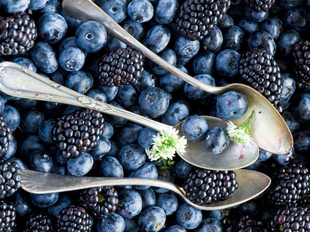 Ложки на чернике и ежевике