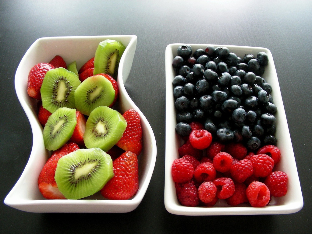 Киви и ягоды