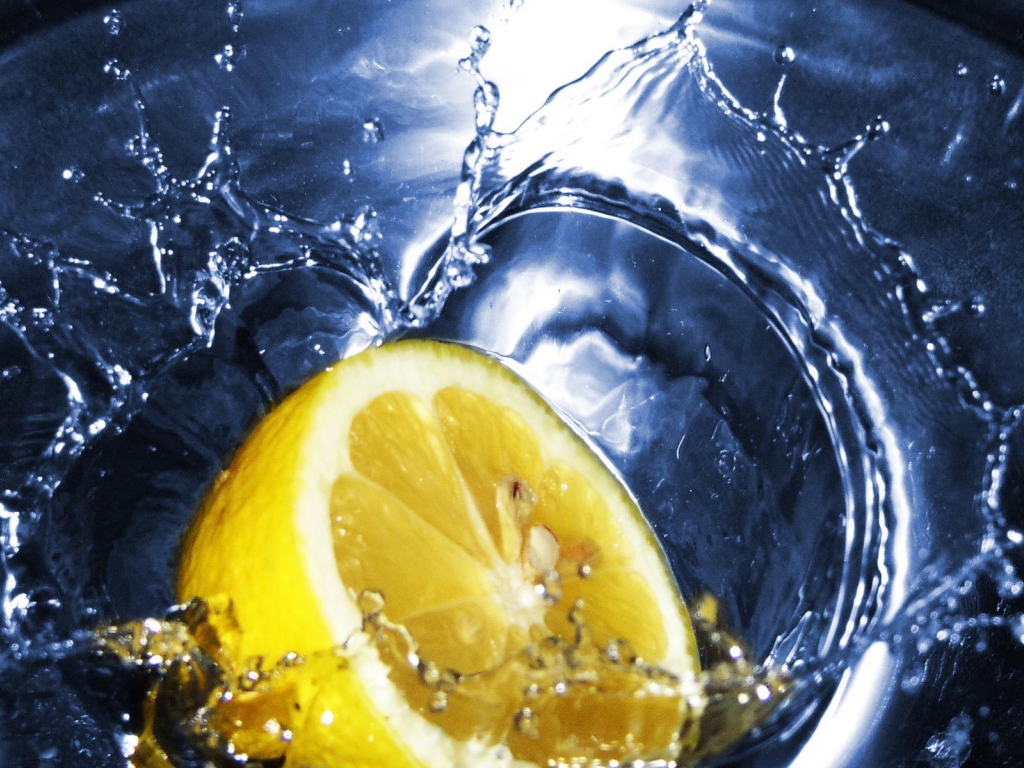 Лимон и вода