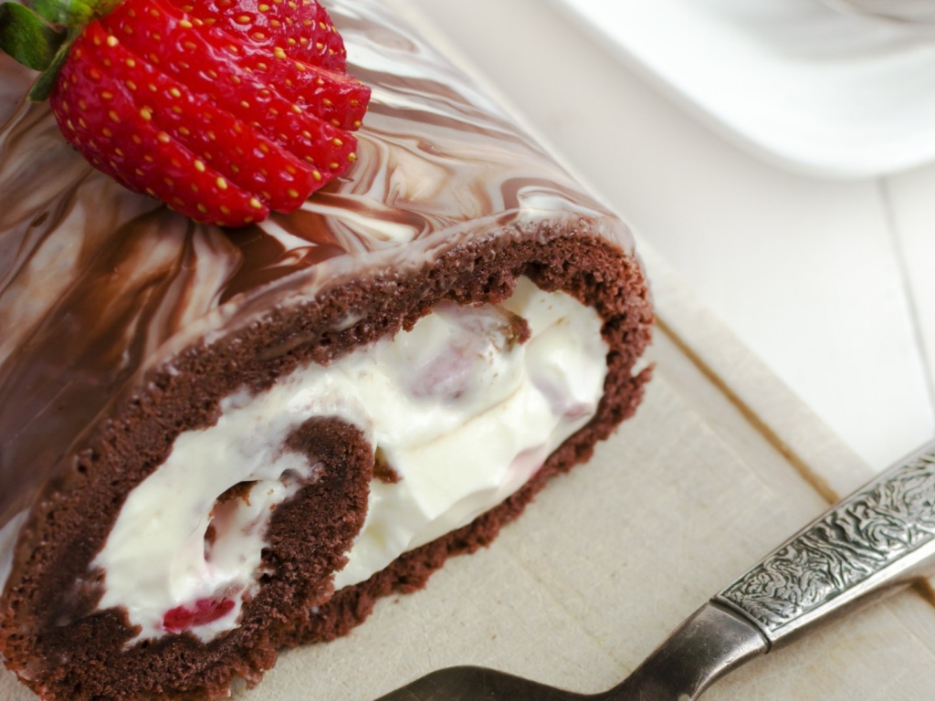 Шоколадный рулет с клубникой