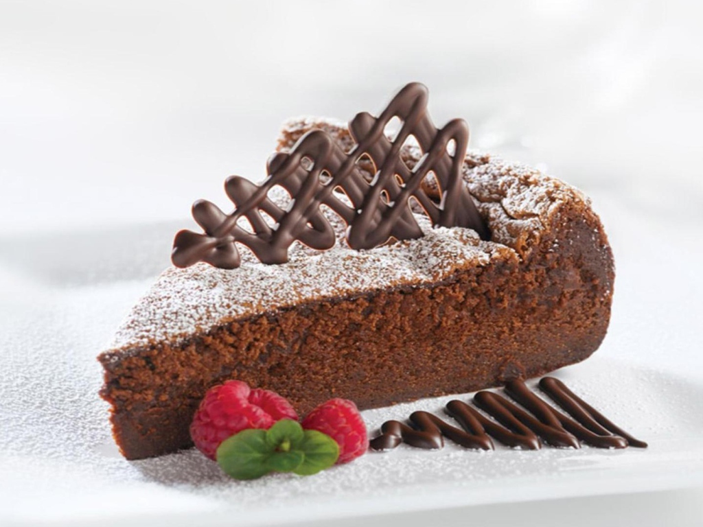 Кусок торта с малиной