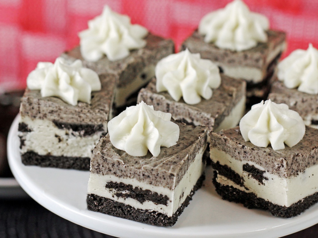 Тарелка с пирожными