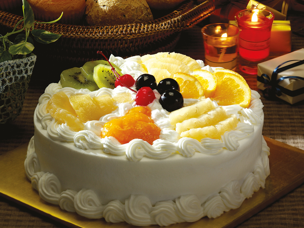 Белый торт с фруктами