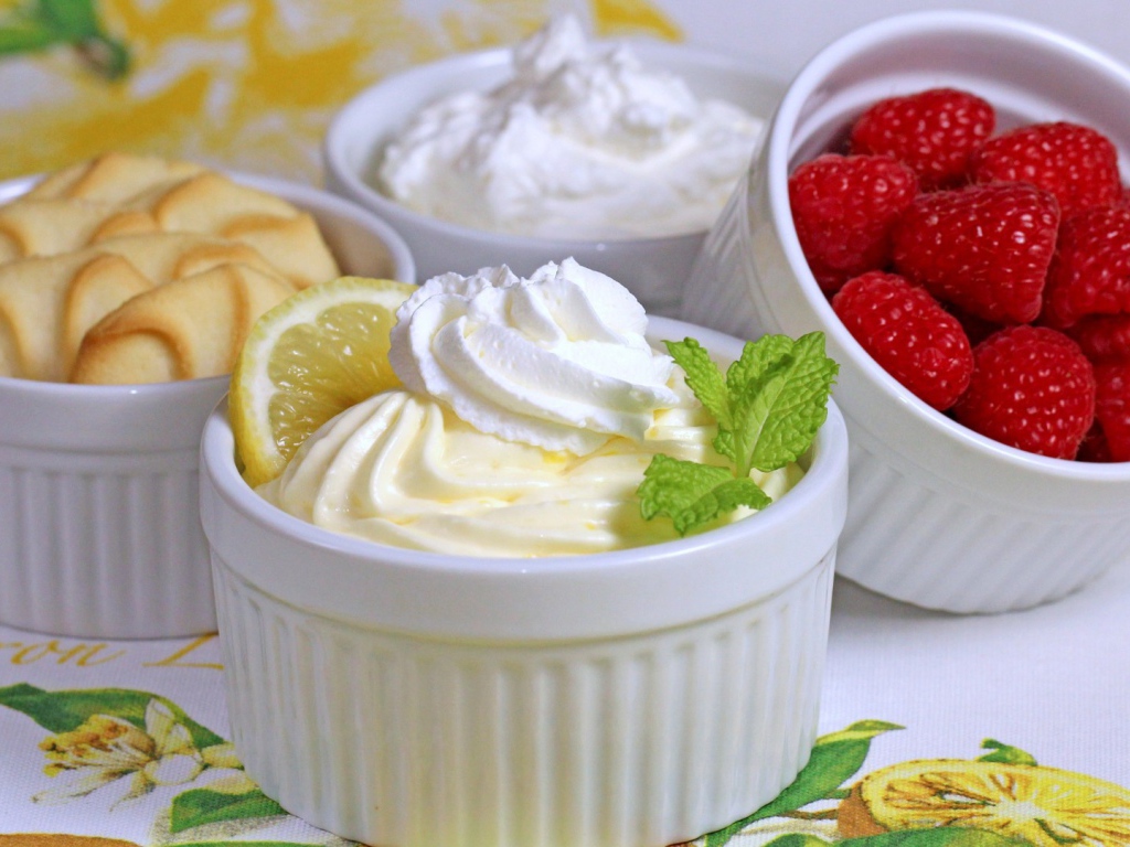 Миски с десертом