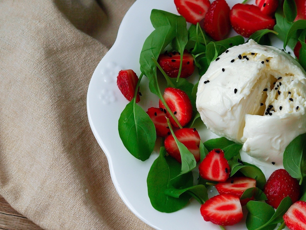 Мороженое с клубникой и листьями