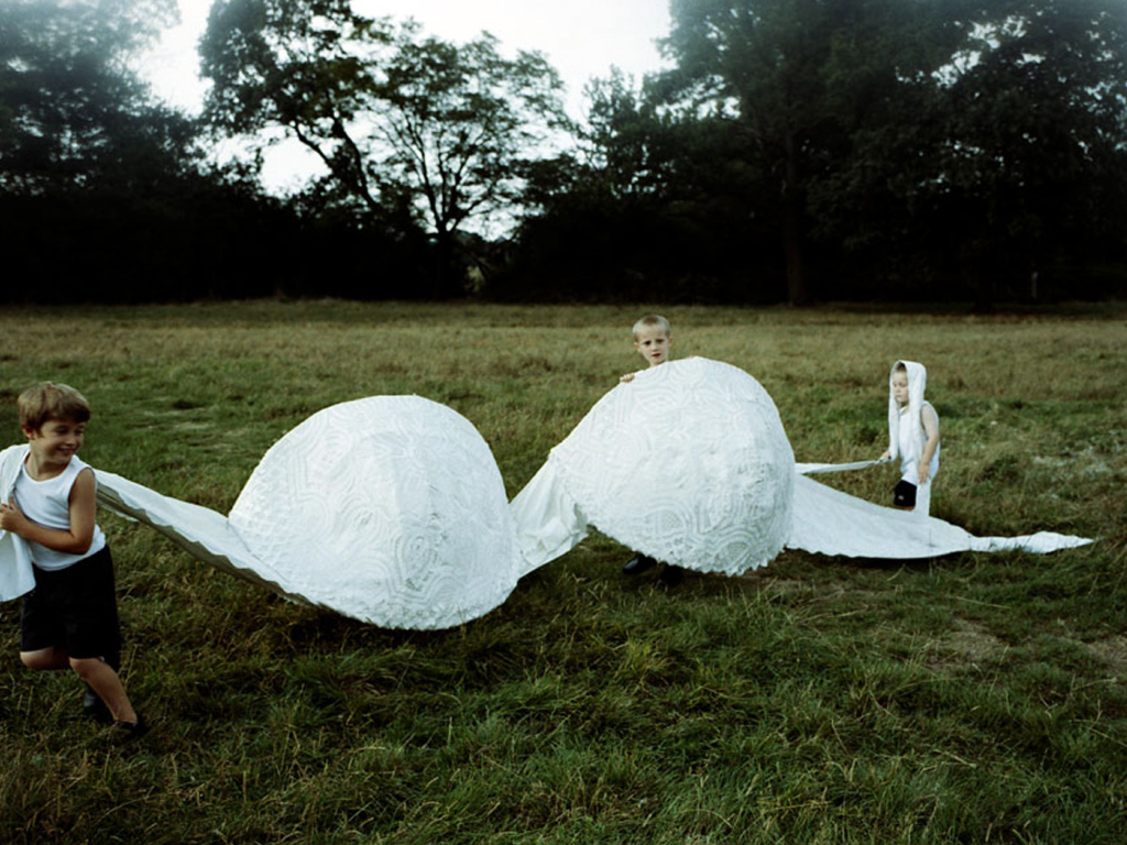 Дети играют бюстгалтером