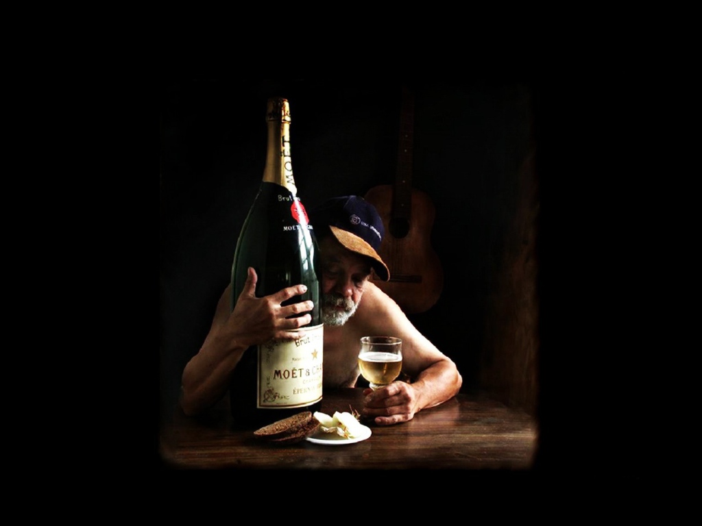 Мужик с большой бутылкой шампанского