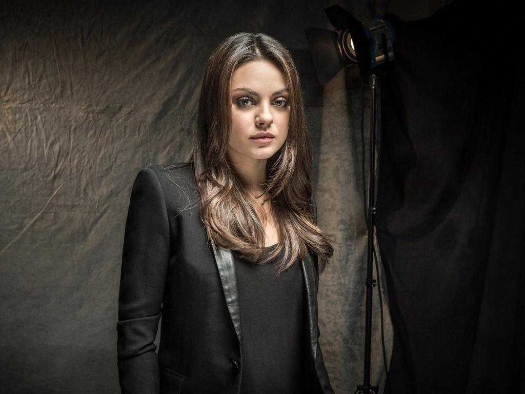 Красивая Мила Кунис