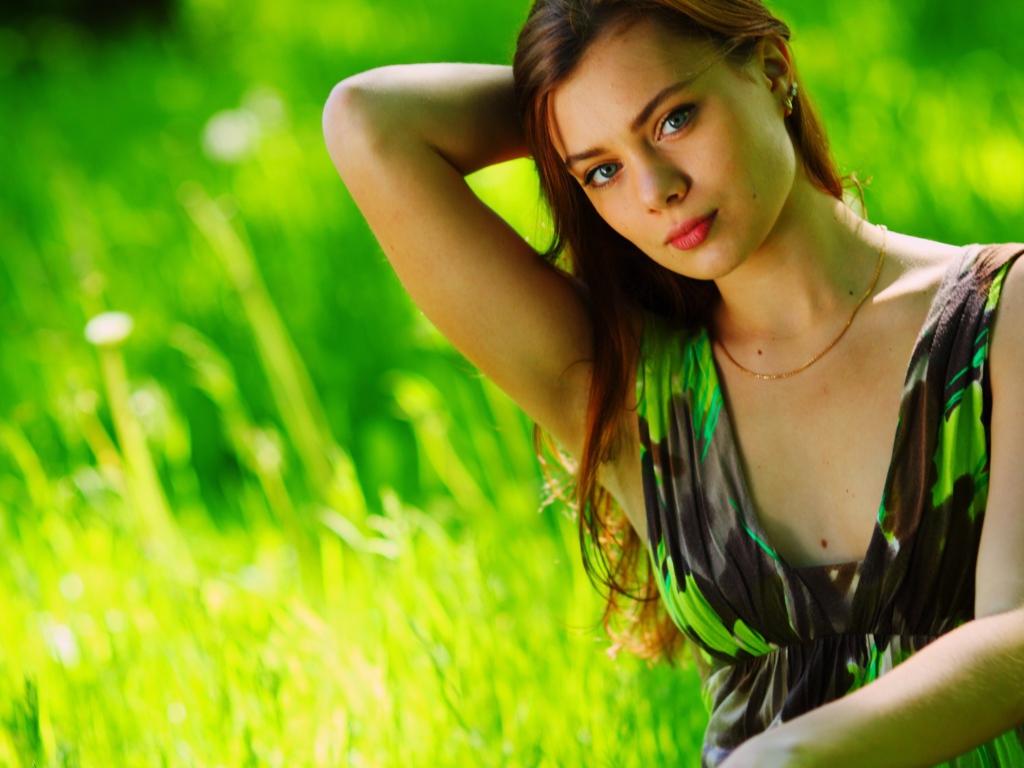 Шатенка на фоне травы