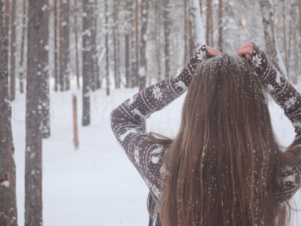 Девушка в снежную погоду