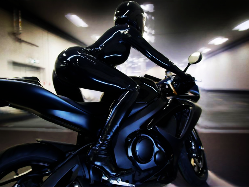 Девушка на мотоцикле в блестящем костюме