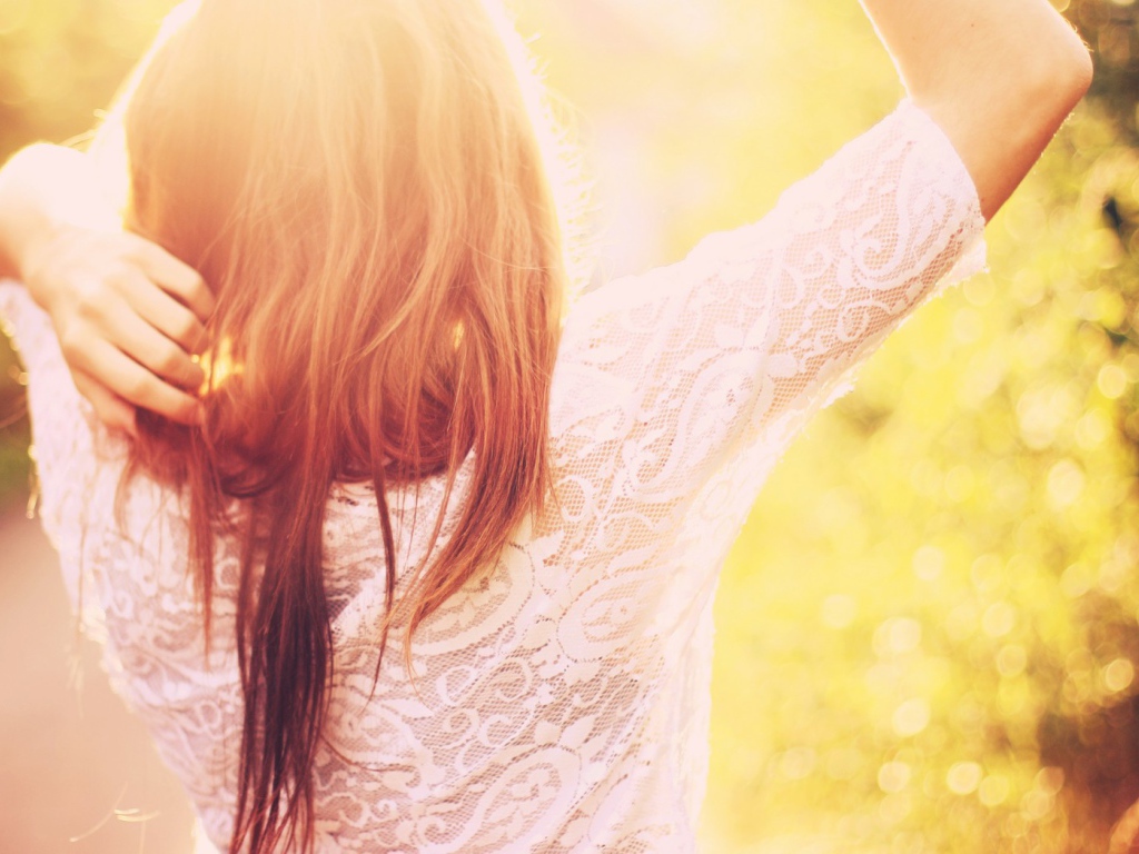 Девушка на прогулке в ясную погоду