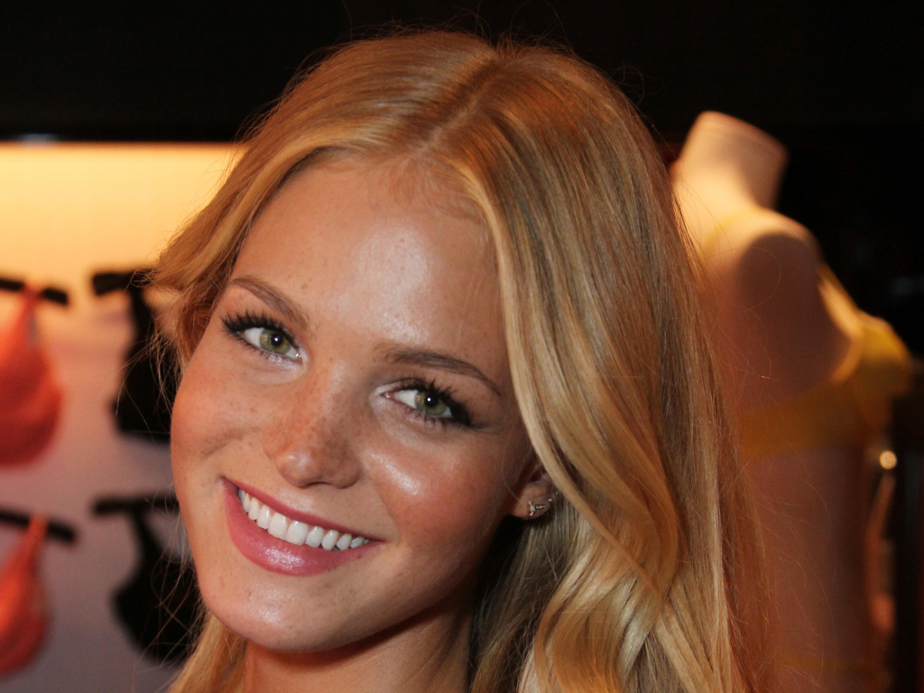 Девушка с веснушками улыбается